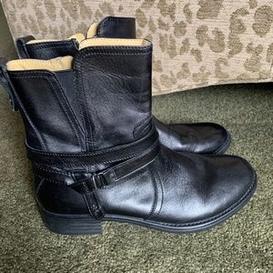 Bussola Black leather boots